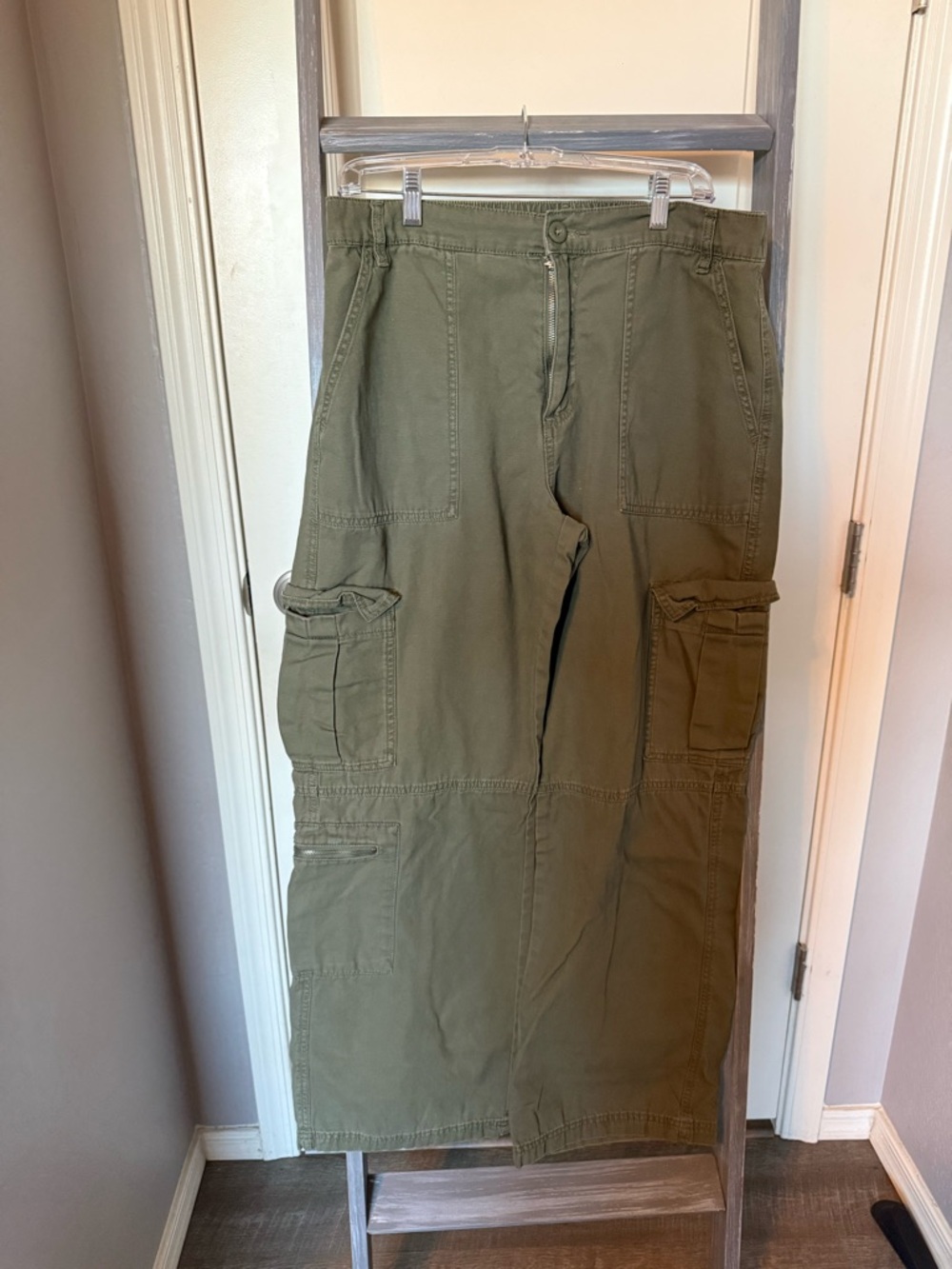 Aeropostale Woman’s Utility Cargo Pants